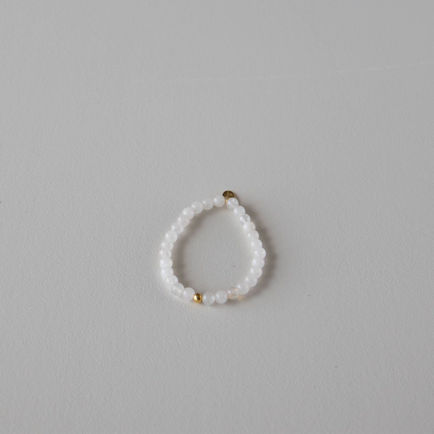 Armbånd med halvedelstener - Gul solsten og hvit månesten