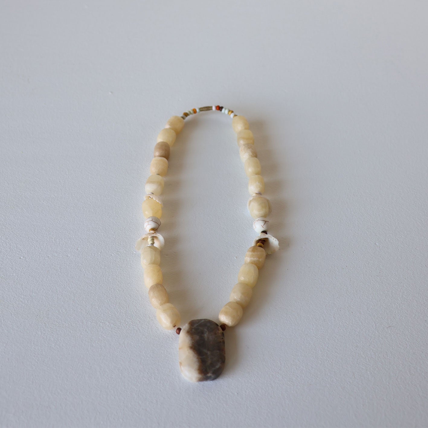 Halskjede med halvedelstener - Agat