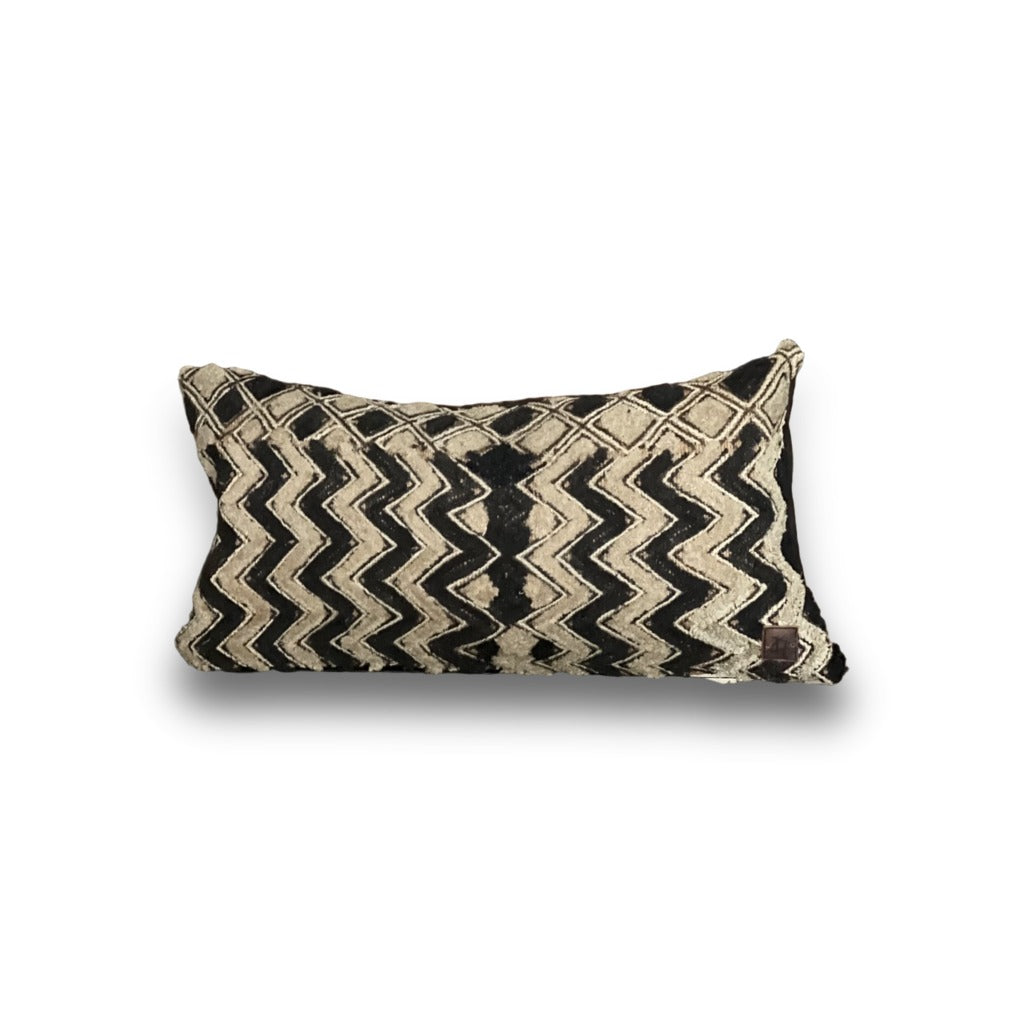 Unikt putetrekk fra Kongo i raffia, ca. 30x50 cm, pute 2 med sikksakk øverst og rombemønster nederst