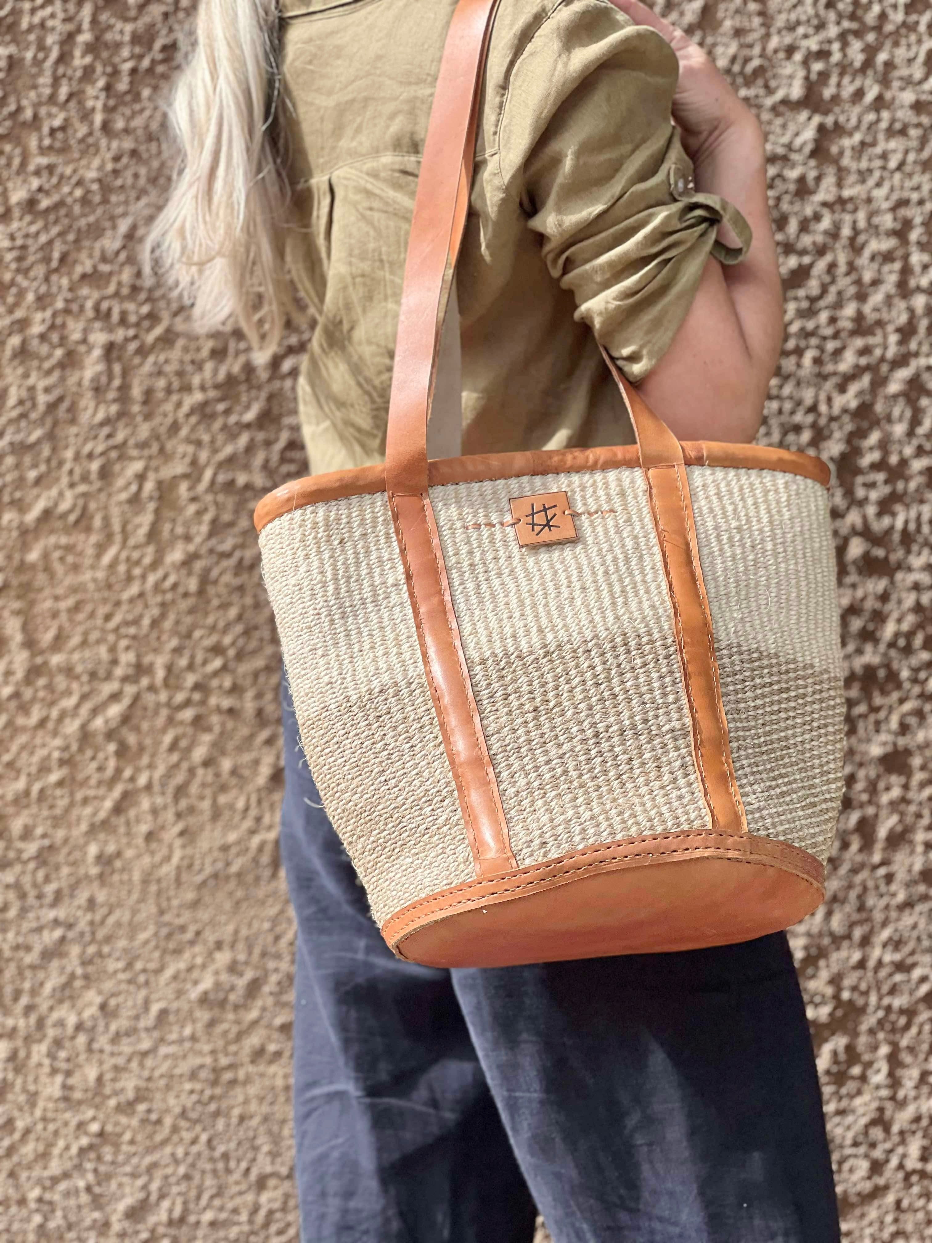 Skulderveske i sisal og skinn - Designet av Savannen