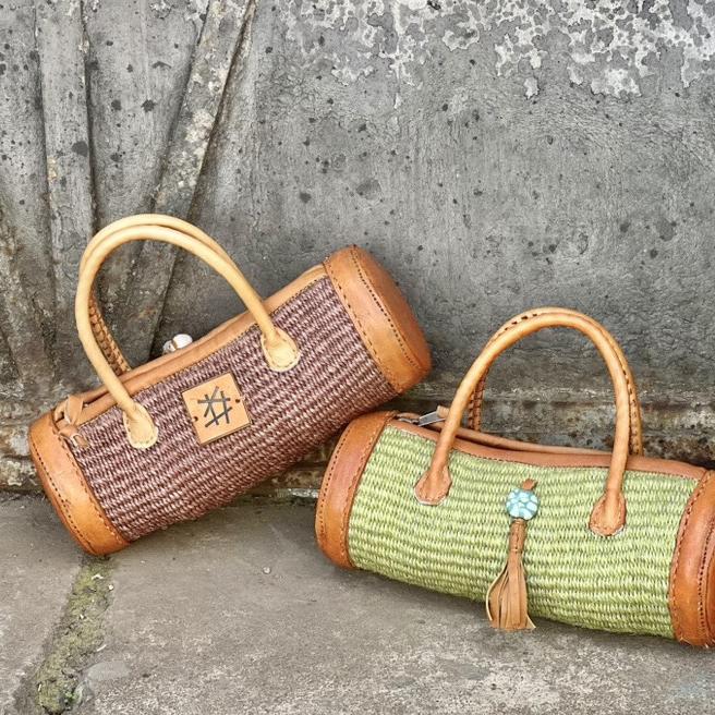 Sylinderveske håndlaget sisal og skinn fra Kenya
