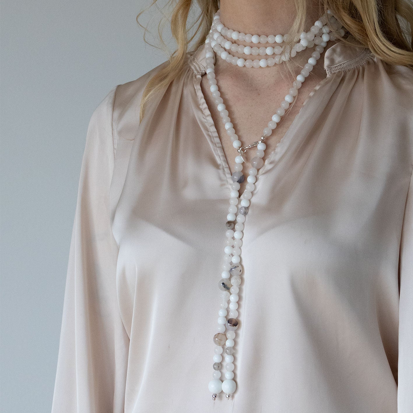 Halskjede med halvedelstener - Hvit agat