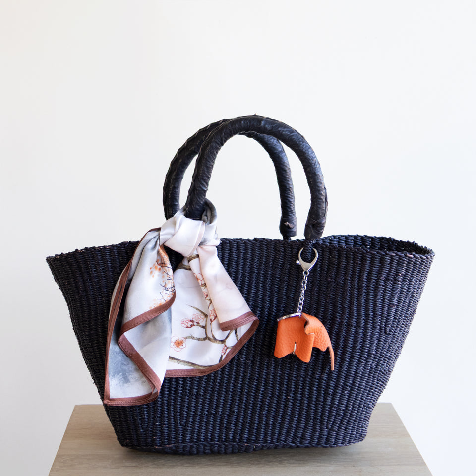 Håndveske  i sort med charm og silkesjal