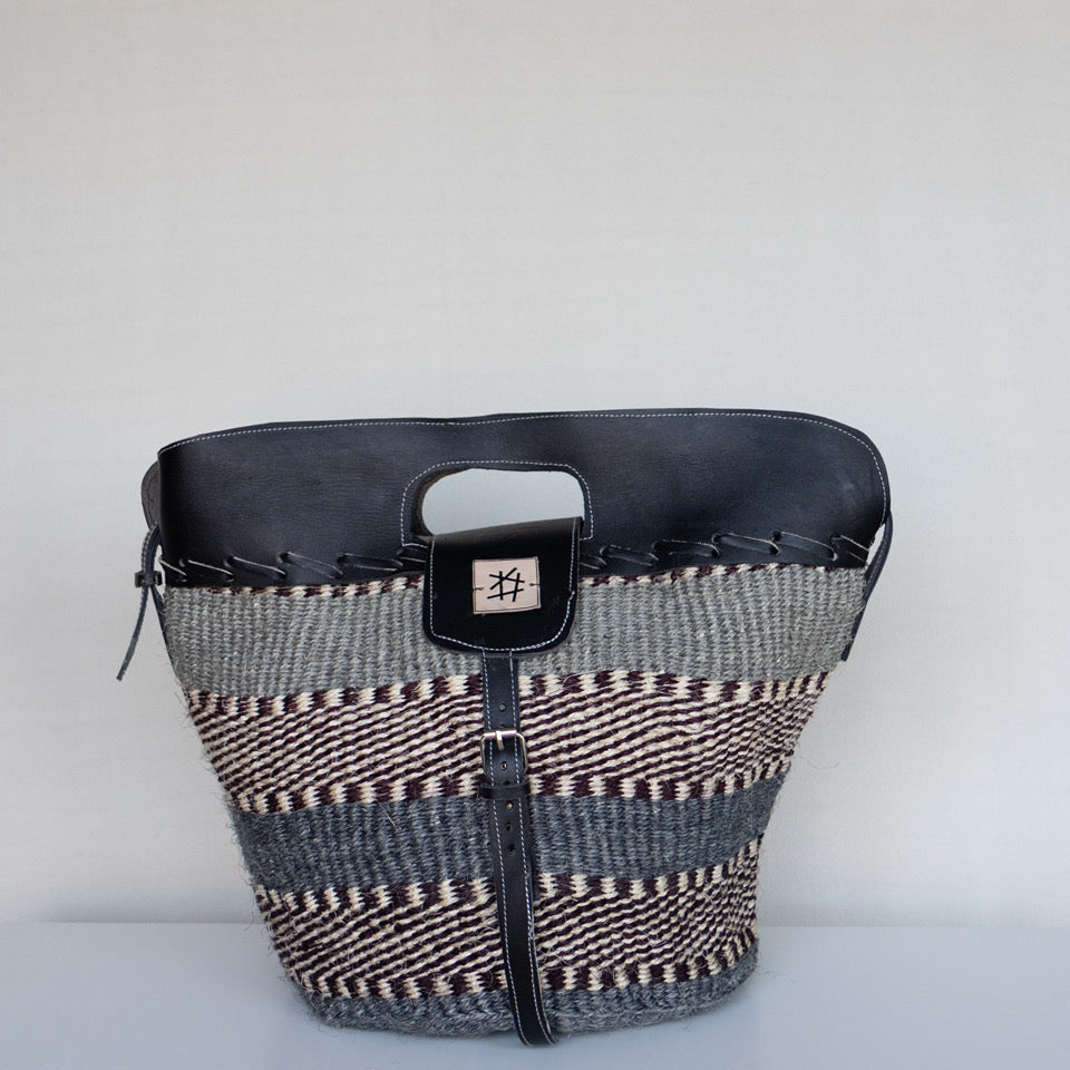 Stor skulderveske i sisal og skinn - Designet av Savannen