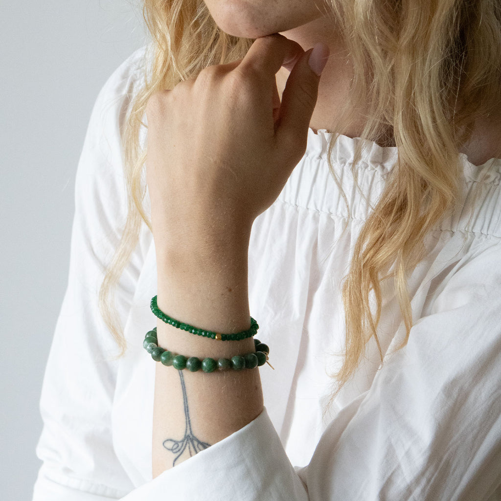 Armbånd med halvedelstener - Jade og hvit agat