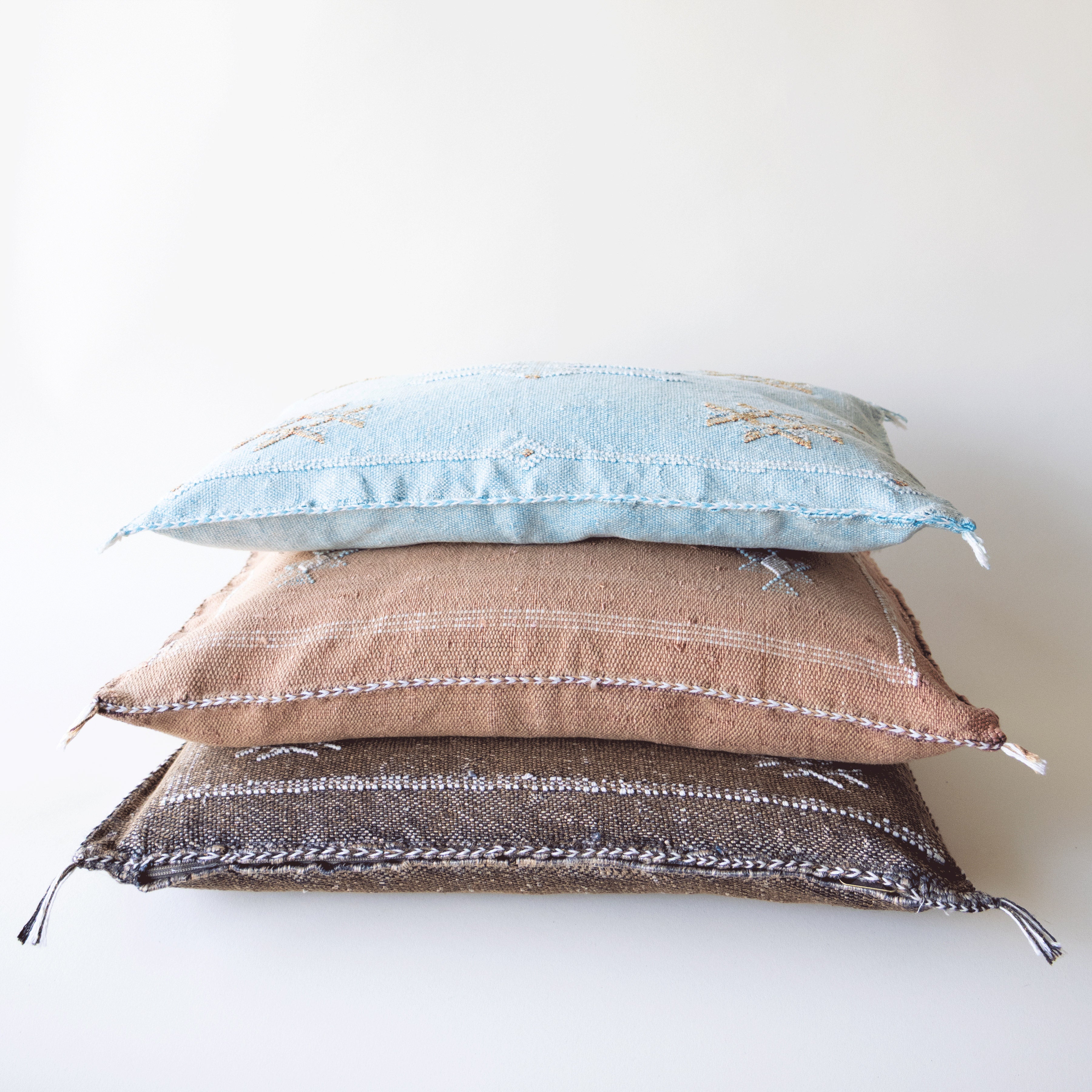 Marokkansk putetrekk i lys turkis agavesilke 40x60