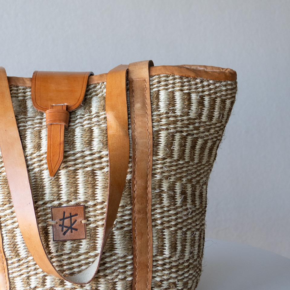 Skulderveske i sisal og skinn - Designet av Savannen