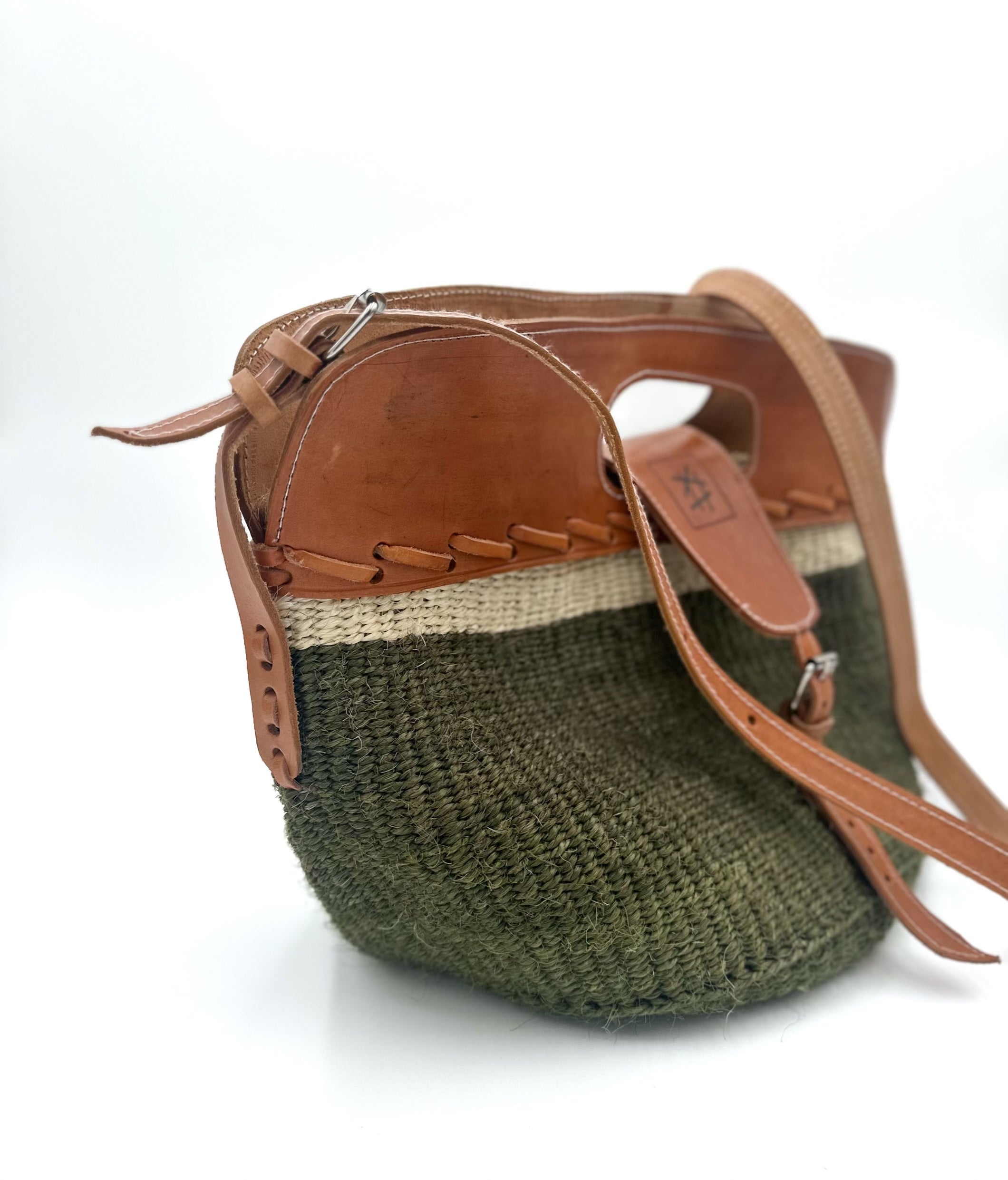 Skulderveske i sisal og skinn - Designet av Savannen