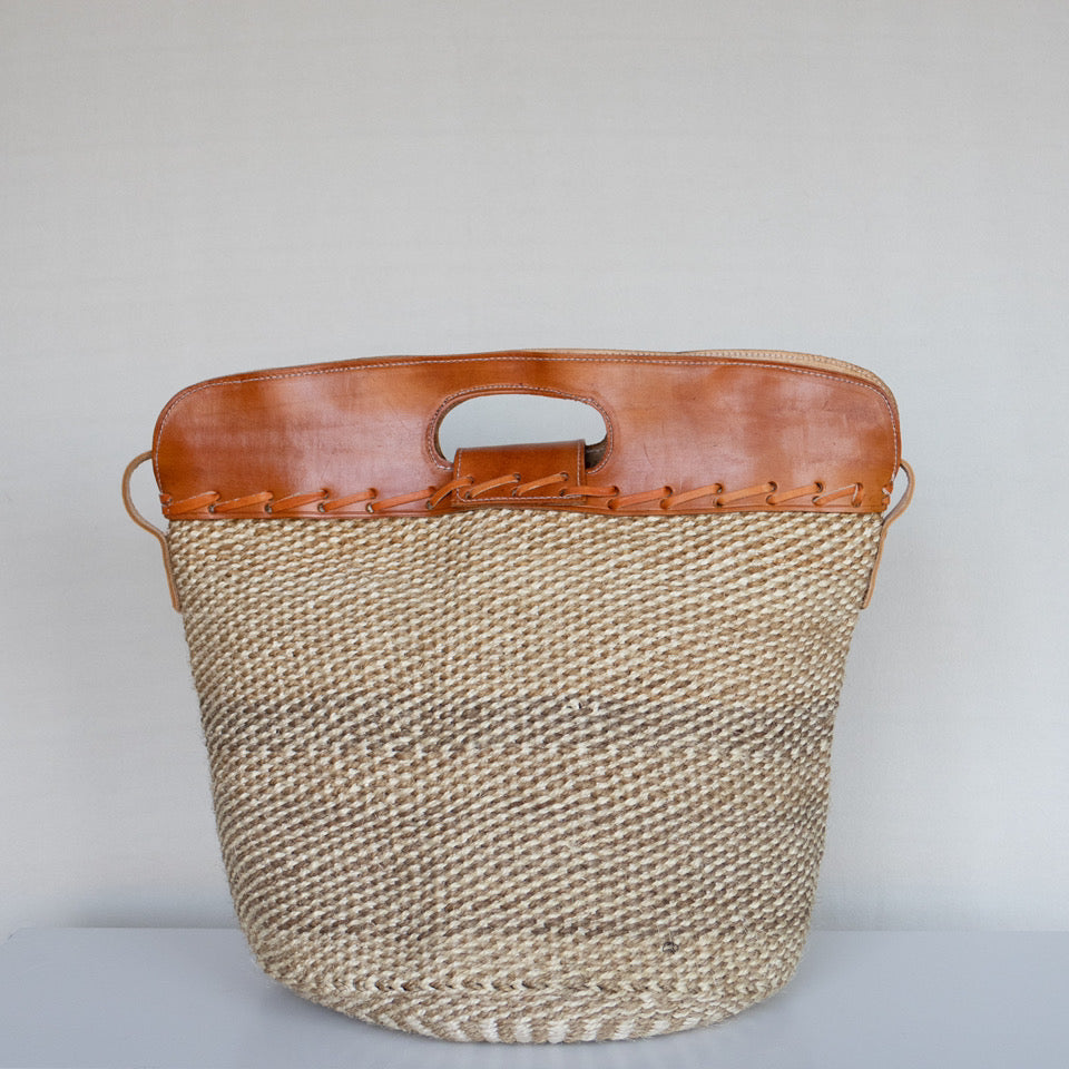 Stor skulderveske i sisal og skinn - Designet av Savannen