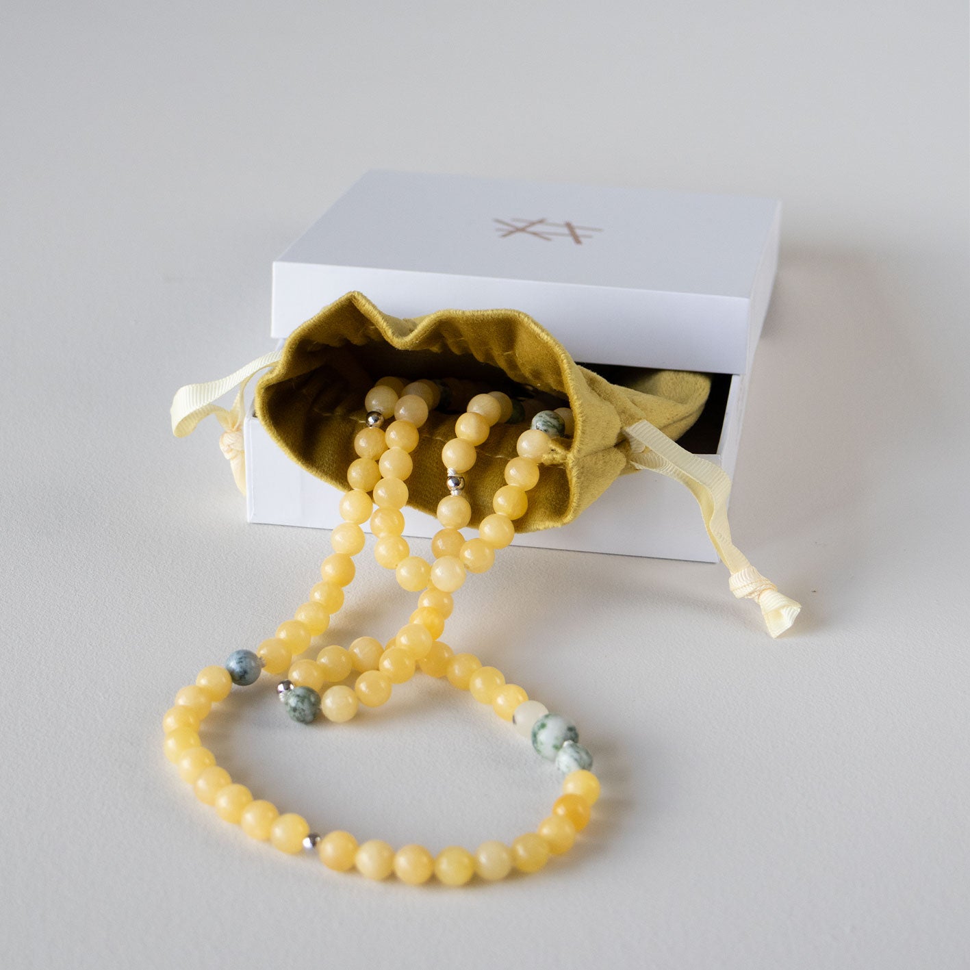 Halskjede med halvedelstener - Gul solsten