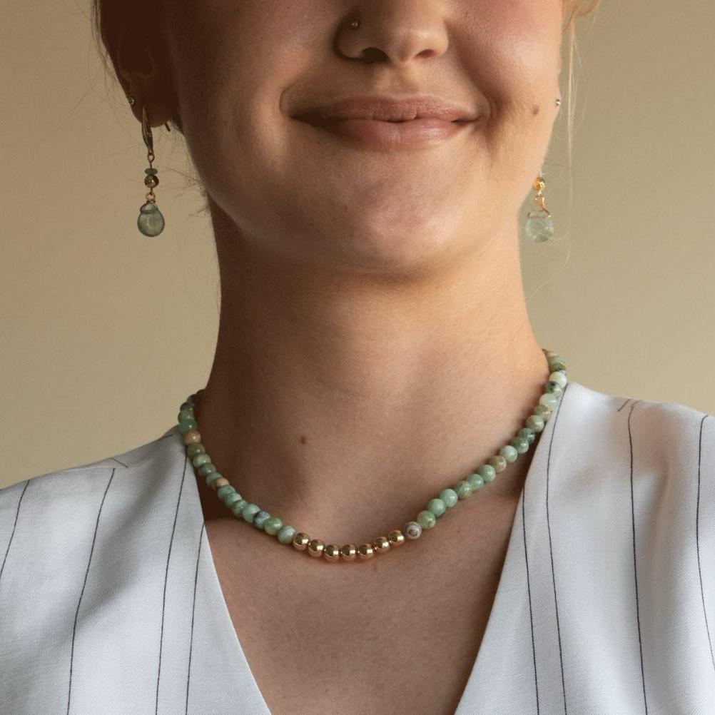 Halskjede med halvedelstener - Lys grønn angelitt