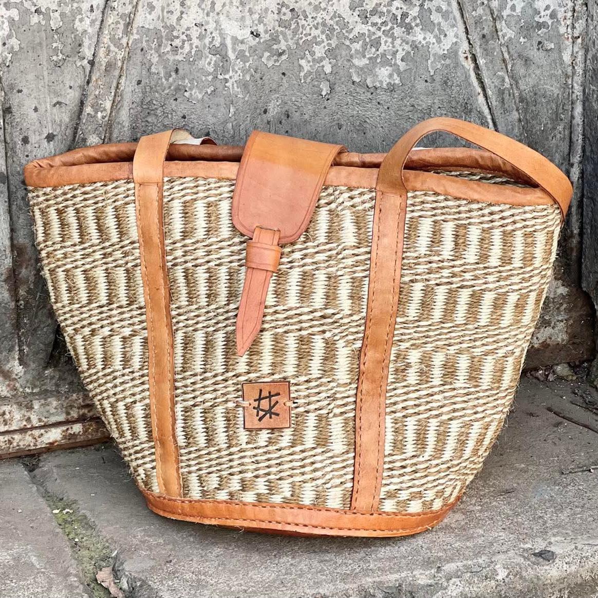 Skulderveske i sisal og skinn - Designet av Savannen