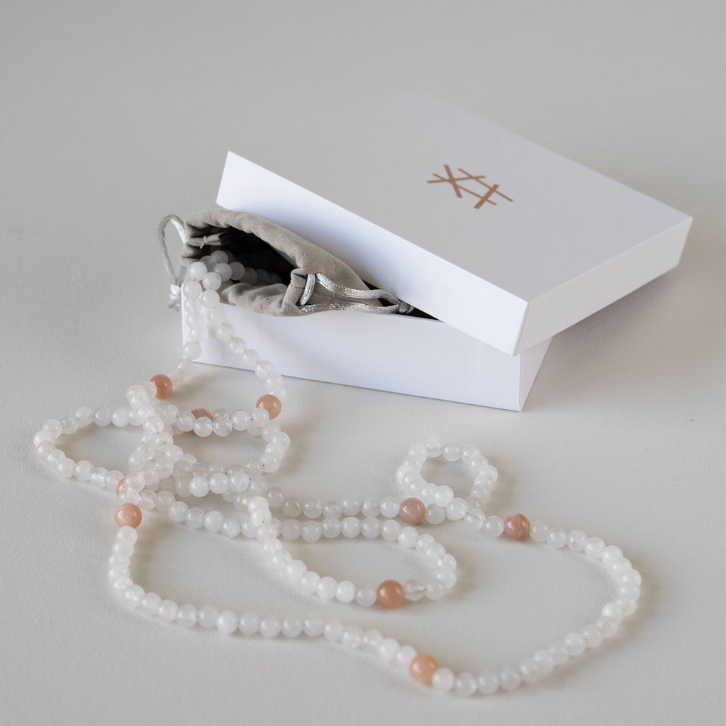 Halskjede med halvedelstener - Hvit månesten