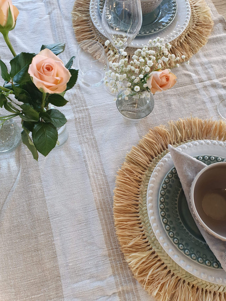 Spisebrikke med frynsekant i natur