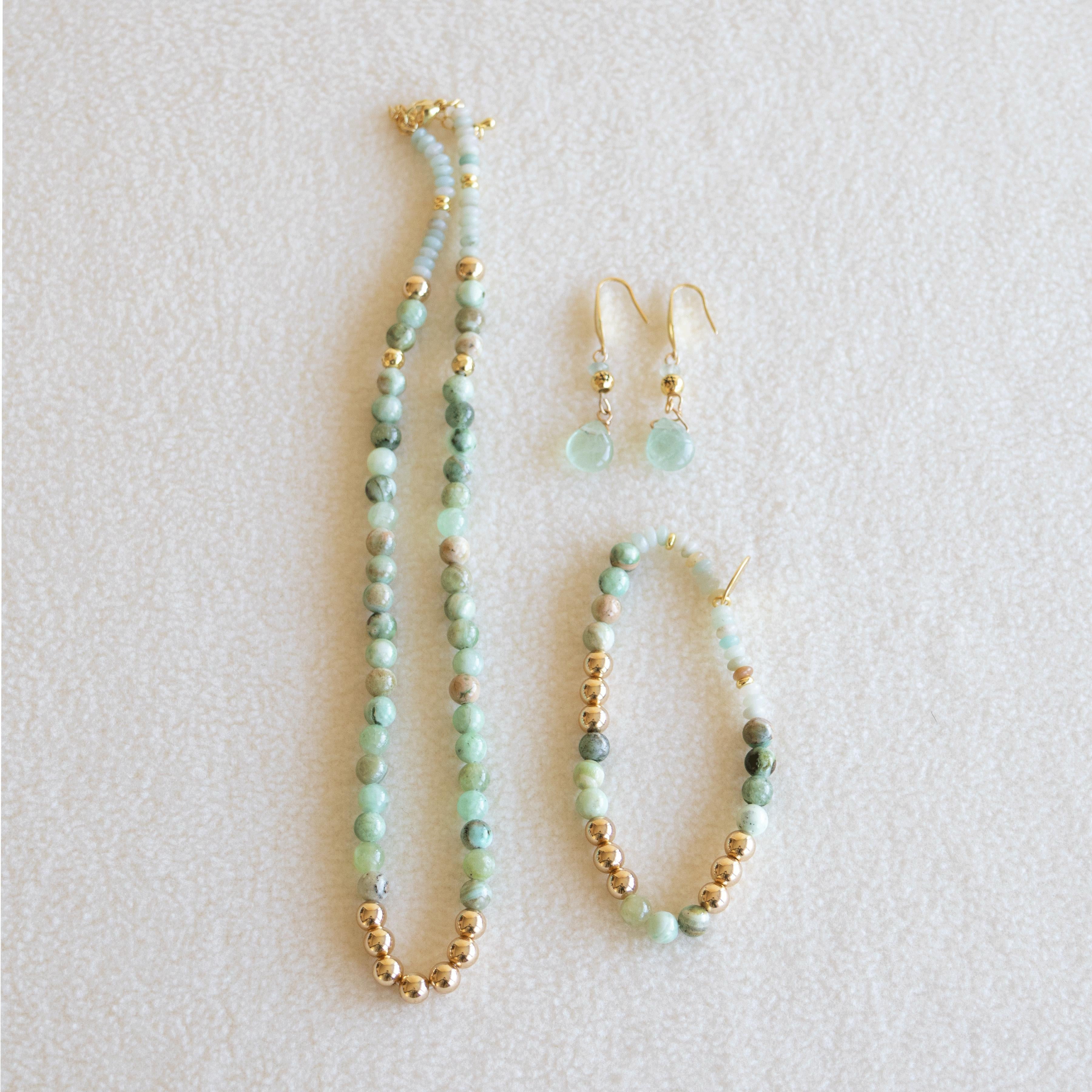 Halskjede med halvedelstener - Lys grønn angelitt