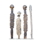 Fire vintage utskårne Tuareg teltplugger fra Mali på hvit bakgrunn, med geometriske utskjæringer og ulik patina
