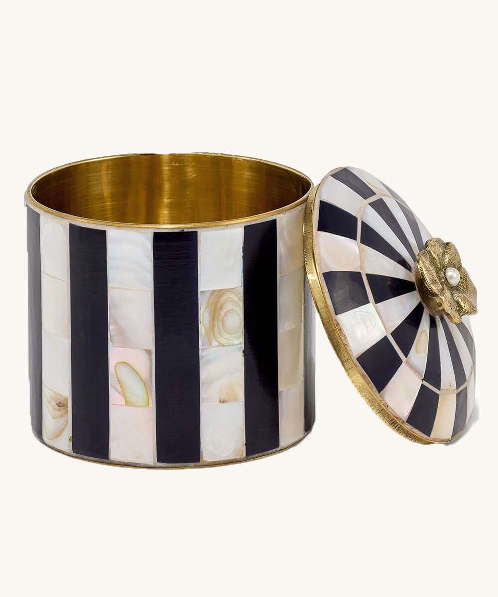 Stripete boks i marineblå og skjell 