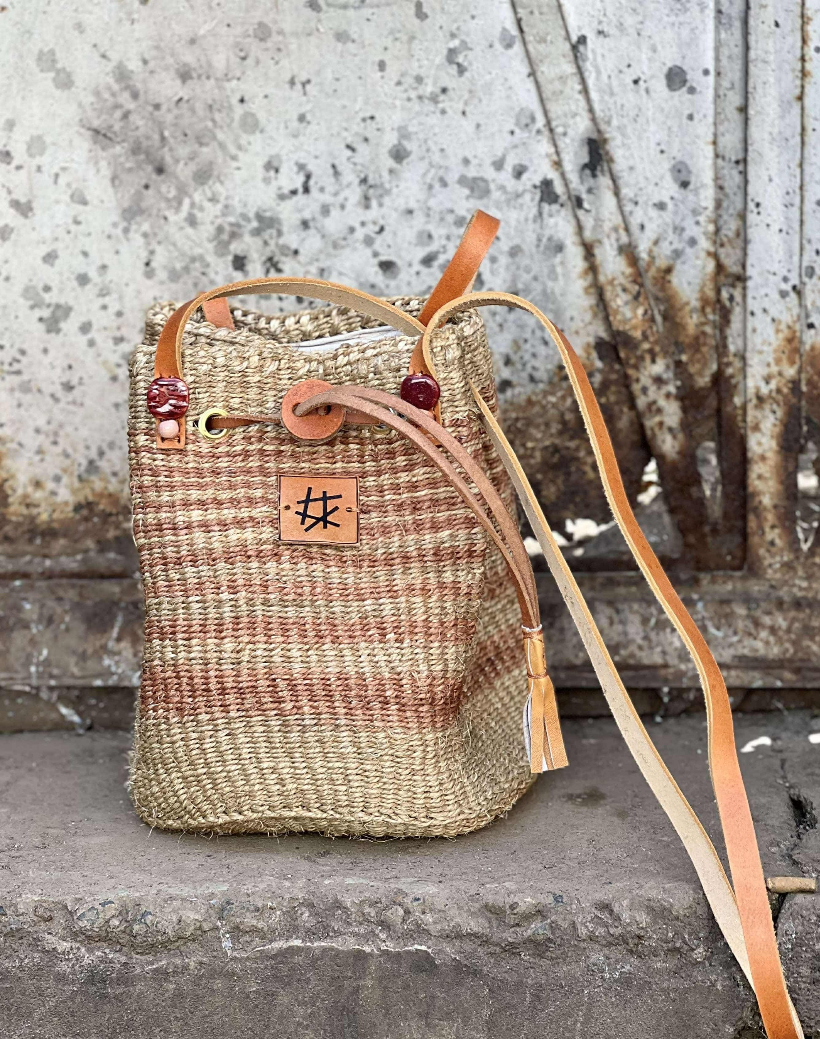 Eksklusiv skulderveske i håndlaget i sisal fra Kenya