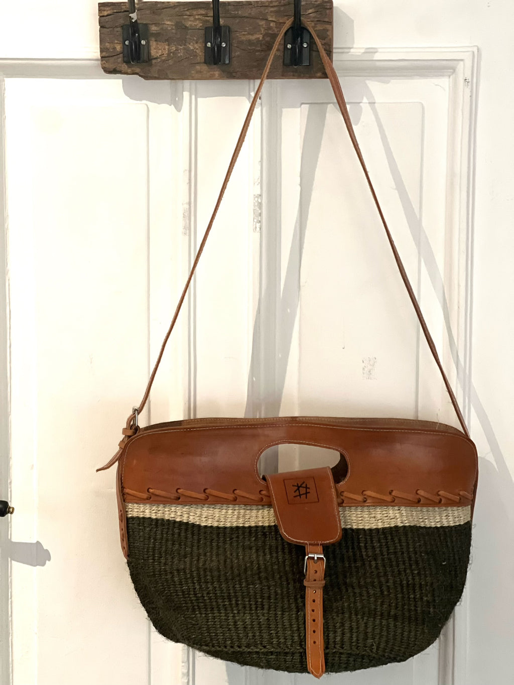 Skulderveske i sisal og skinn - Designet av Savannen