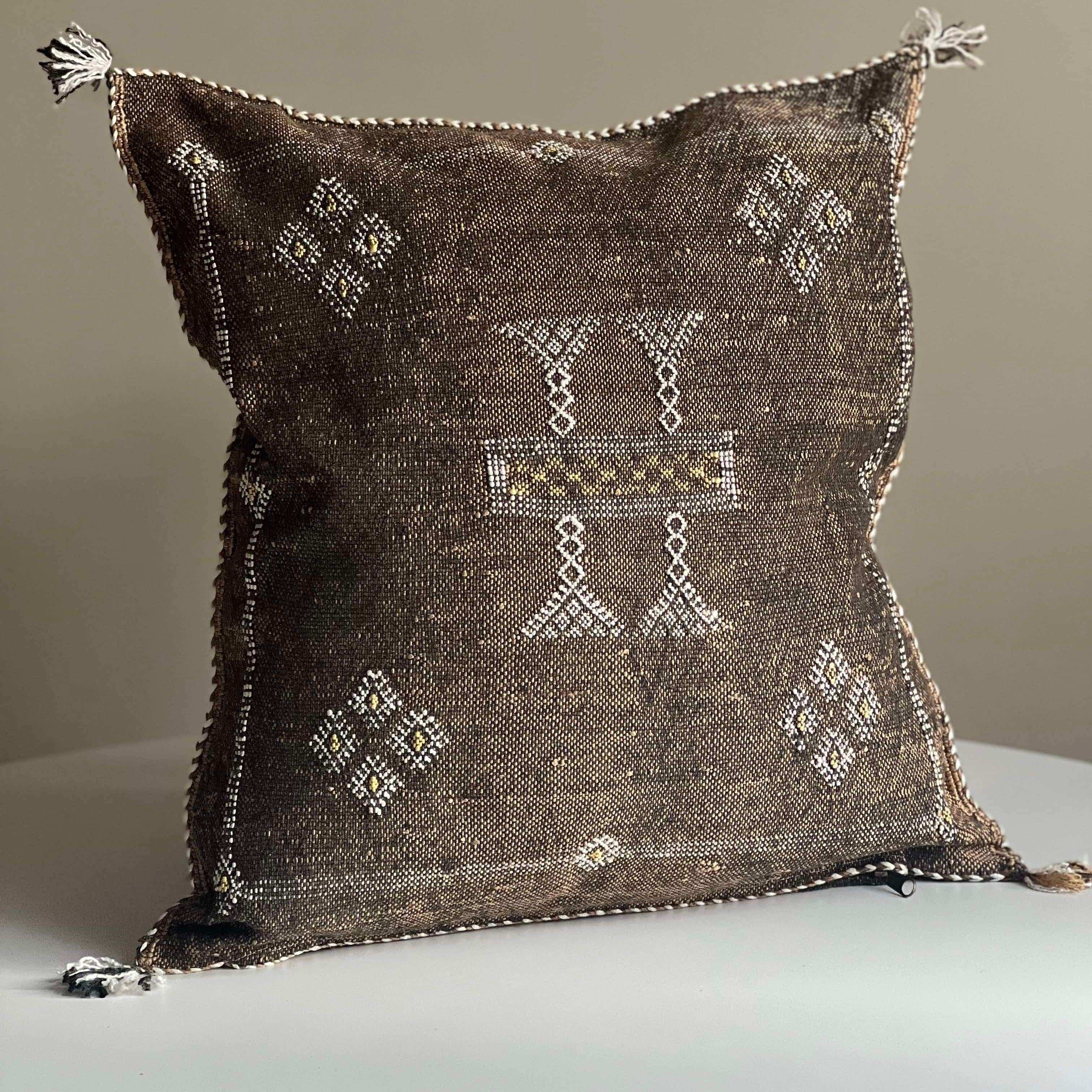 Marokkansk putetrekk brun i kaktussilke 50x50