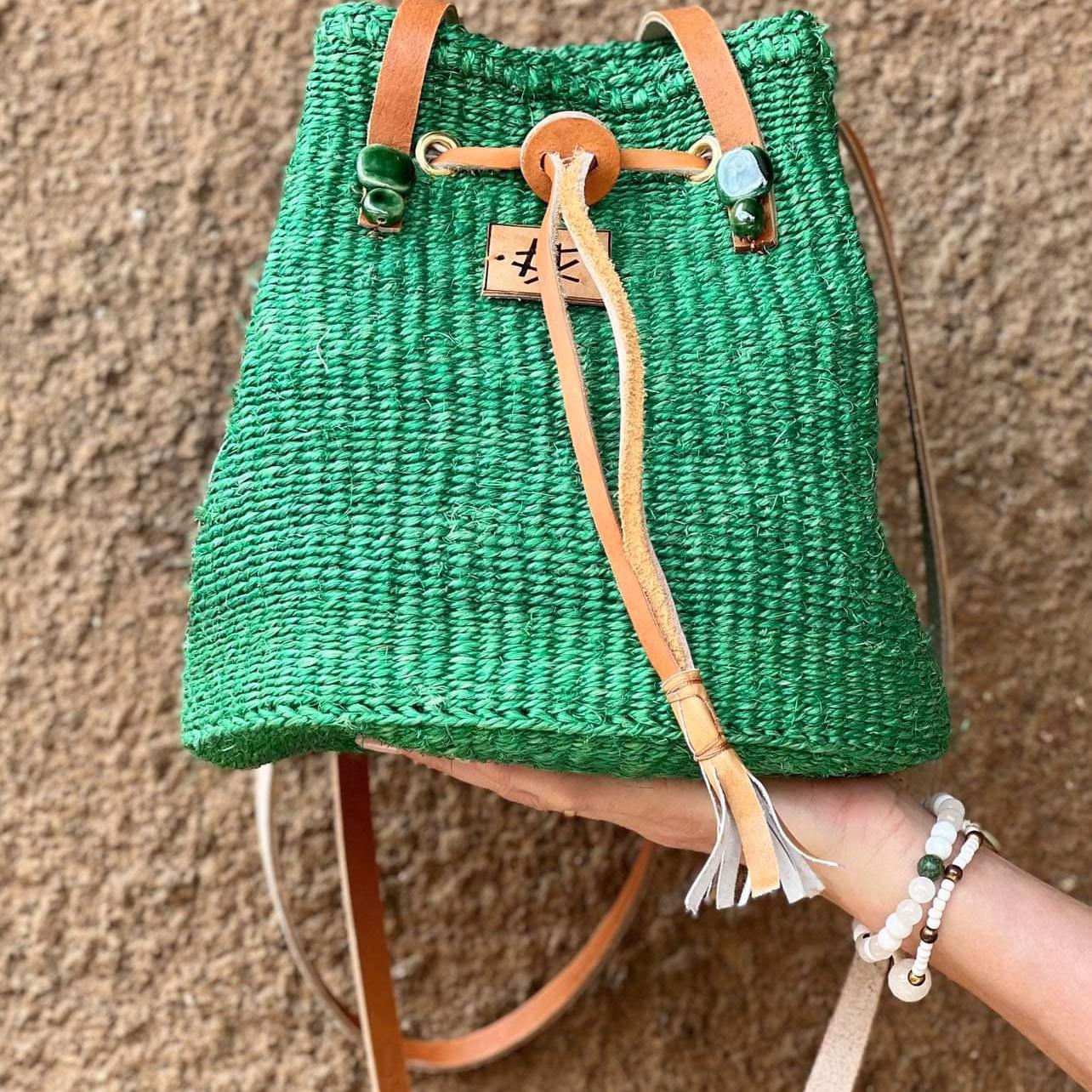 Eksklusiv skulderveske i håndlaget i sisal fra Kenya