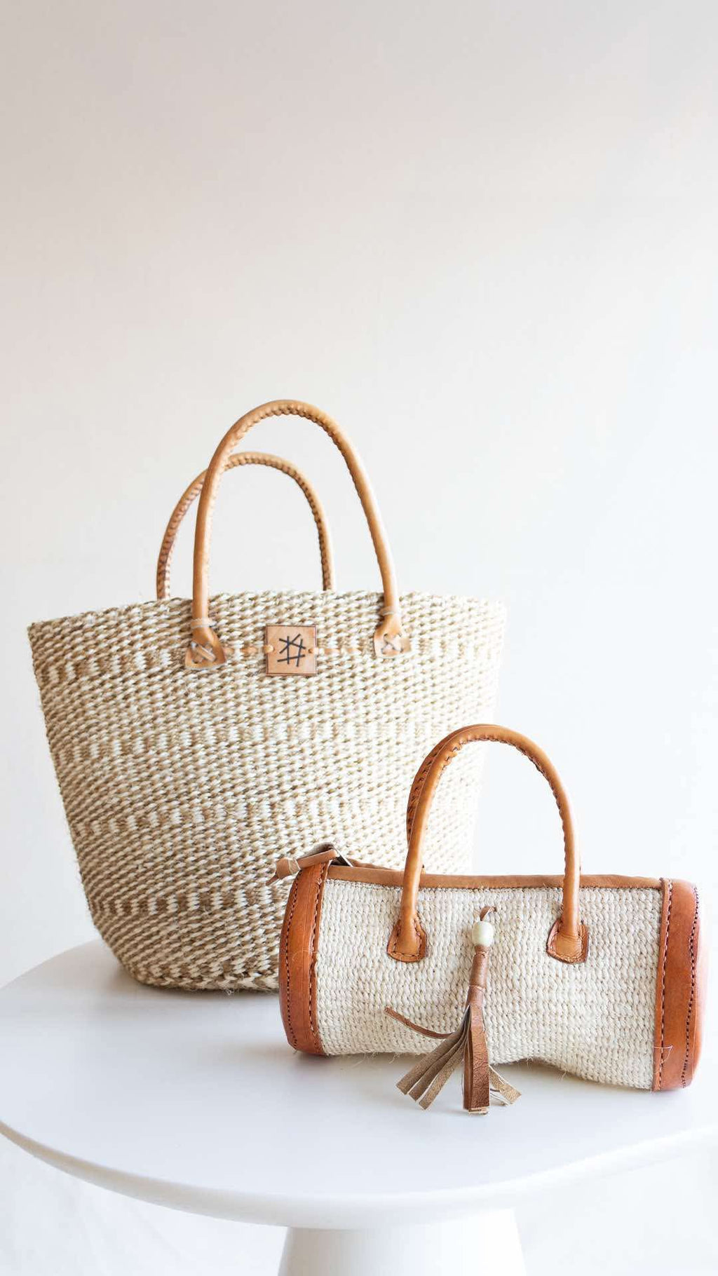 Sylinderveske håndlaget sisal og skinn fra Kenya