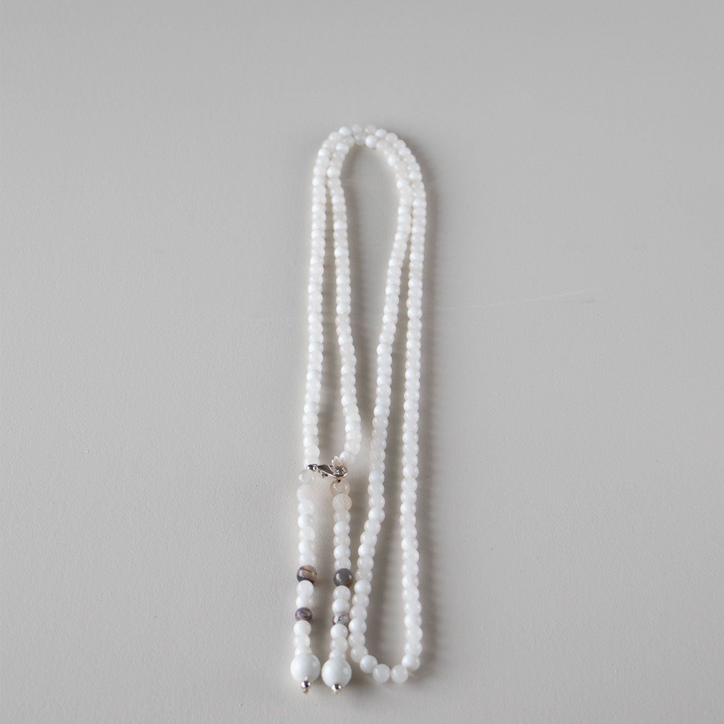 Halskjede med halvedelstener - Hvit agat