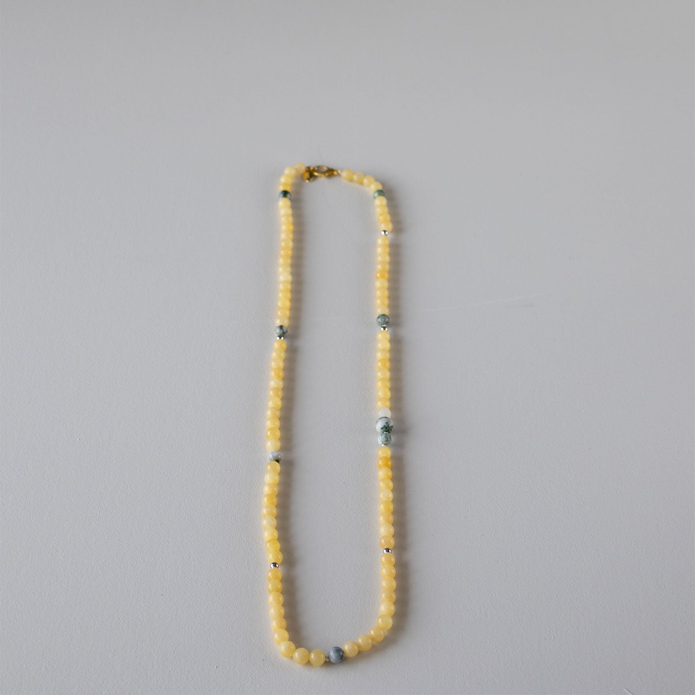 Halskjede med halvedelstener - Gul solsten