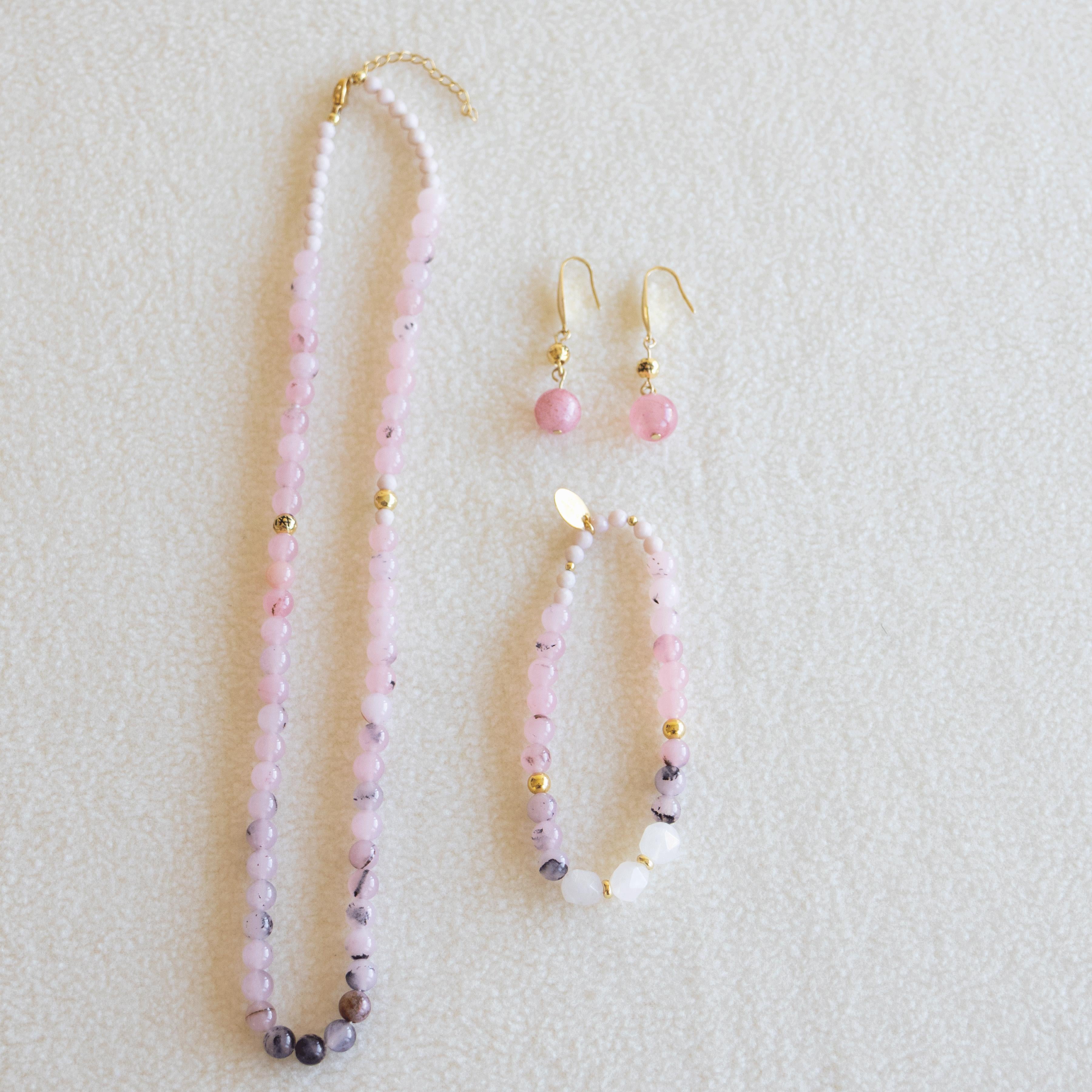 Halskjede med halvedelstener - Rosenkvarts