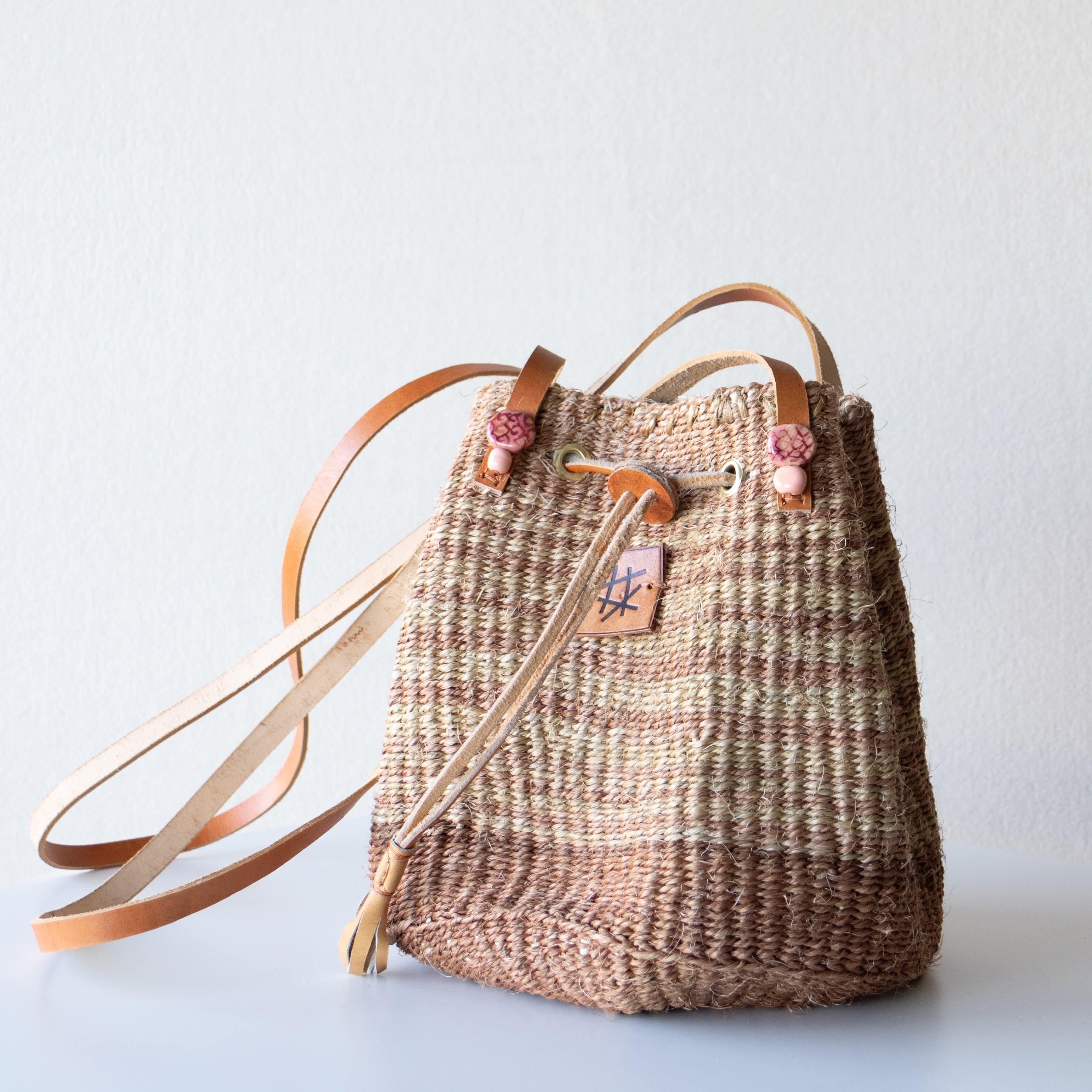 Eksklusiv skulderveske i håndlaget i sisal fra Kenya