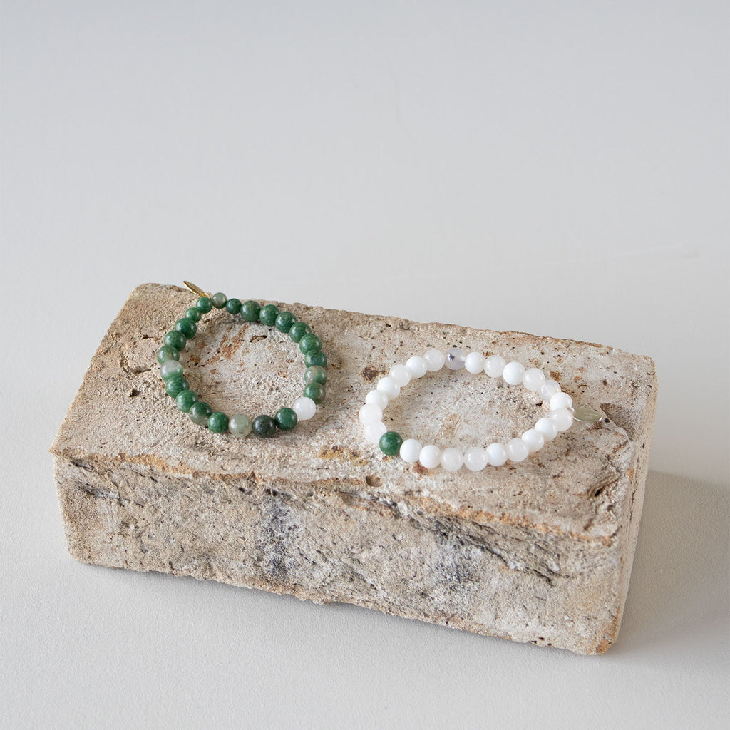 Armbånd med halvedelstener - Jade og hvit agat