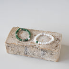 Armbånd med halvedelstener - Jade og hvit agat