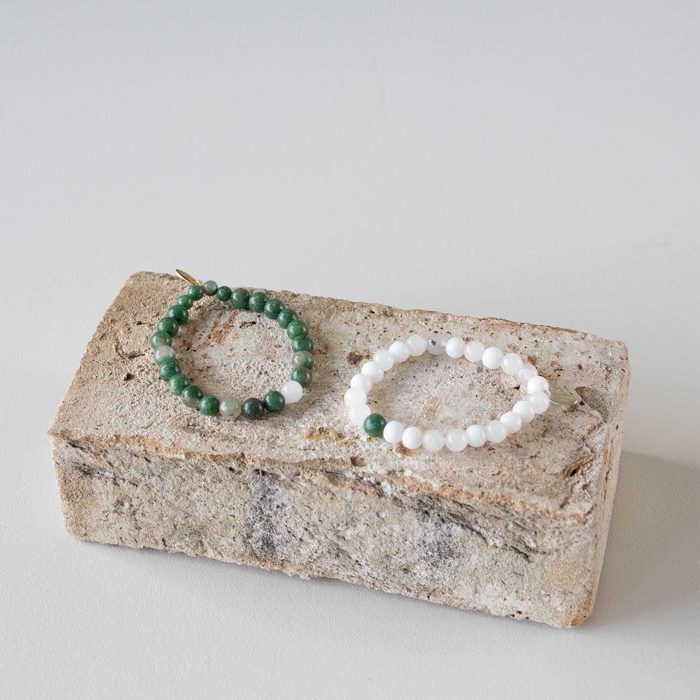Armbånd med halvedelstener - Jade og hvit agat