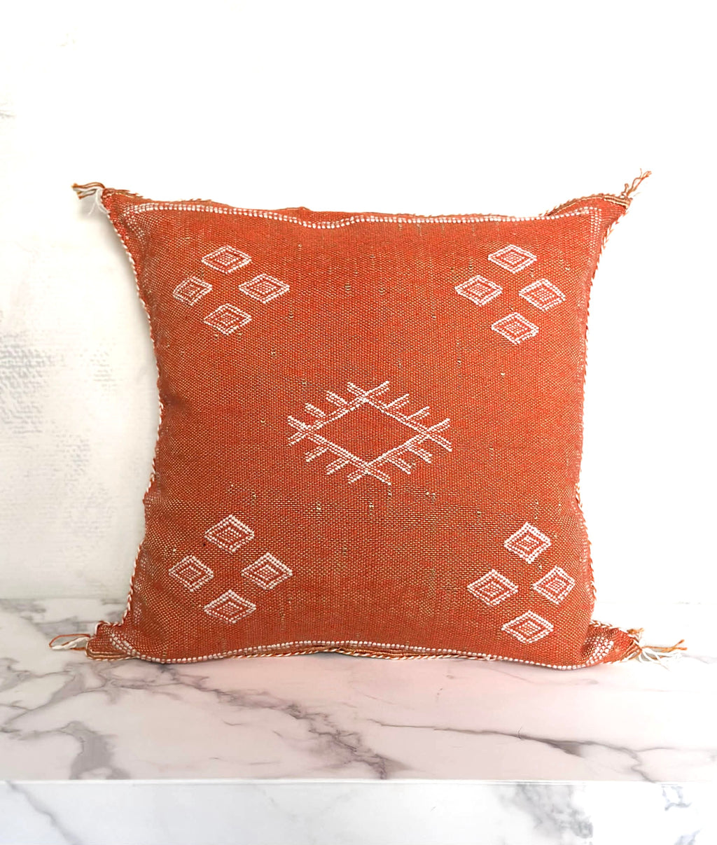 Putetrekk 50x50 oransje med hvitt broderi