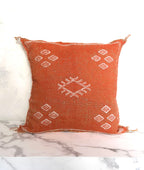 Putetrekk 50x50 oransje med hvitt broderi