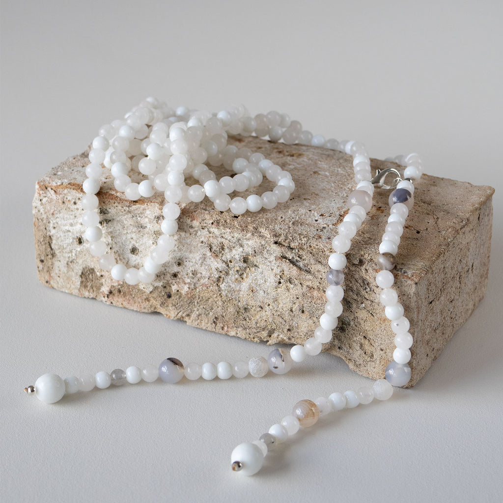 Halskjede med halvedelstener - Hvit agat