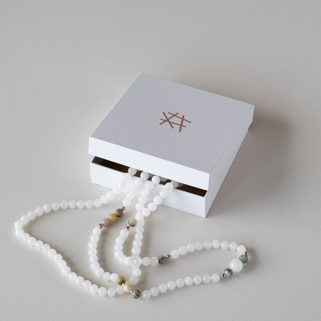 Halskjede med halvedelstener - Hvit agat