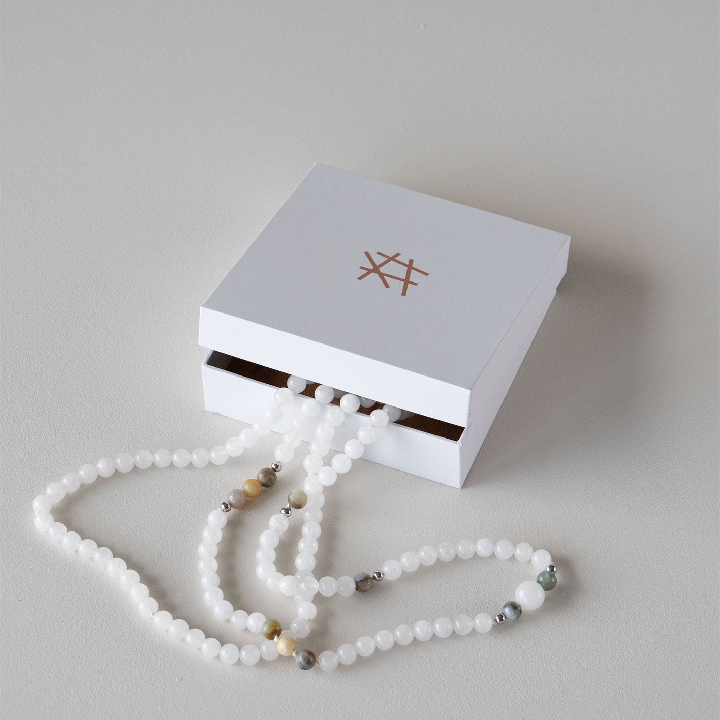 Halskjede med halvedelstener - Hvit agat