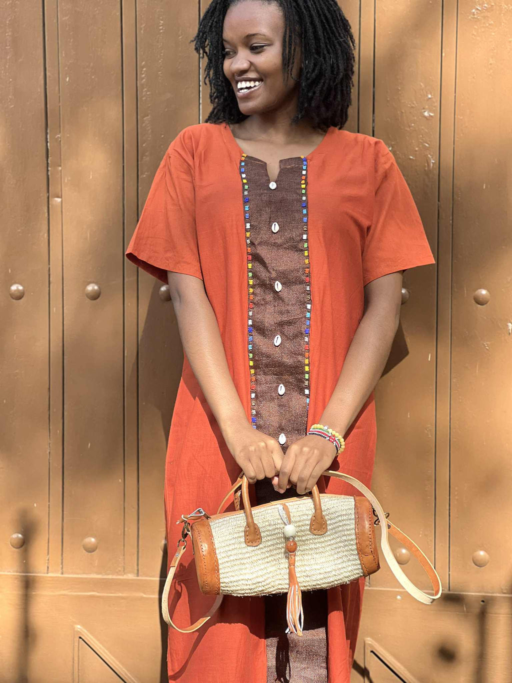 Cylindertaske håndlavet sisal og læder fra Kenya