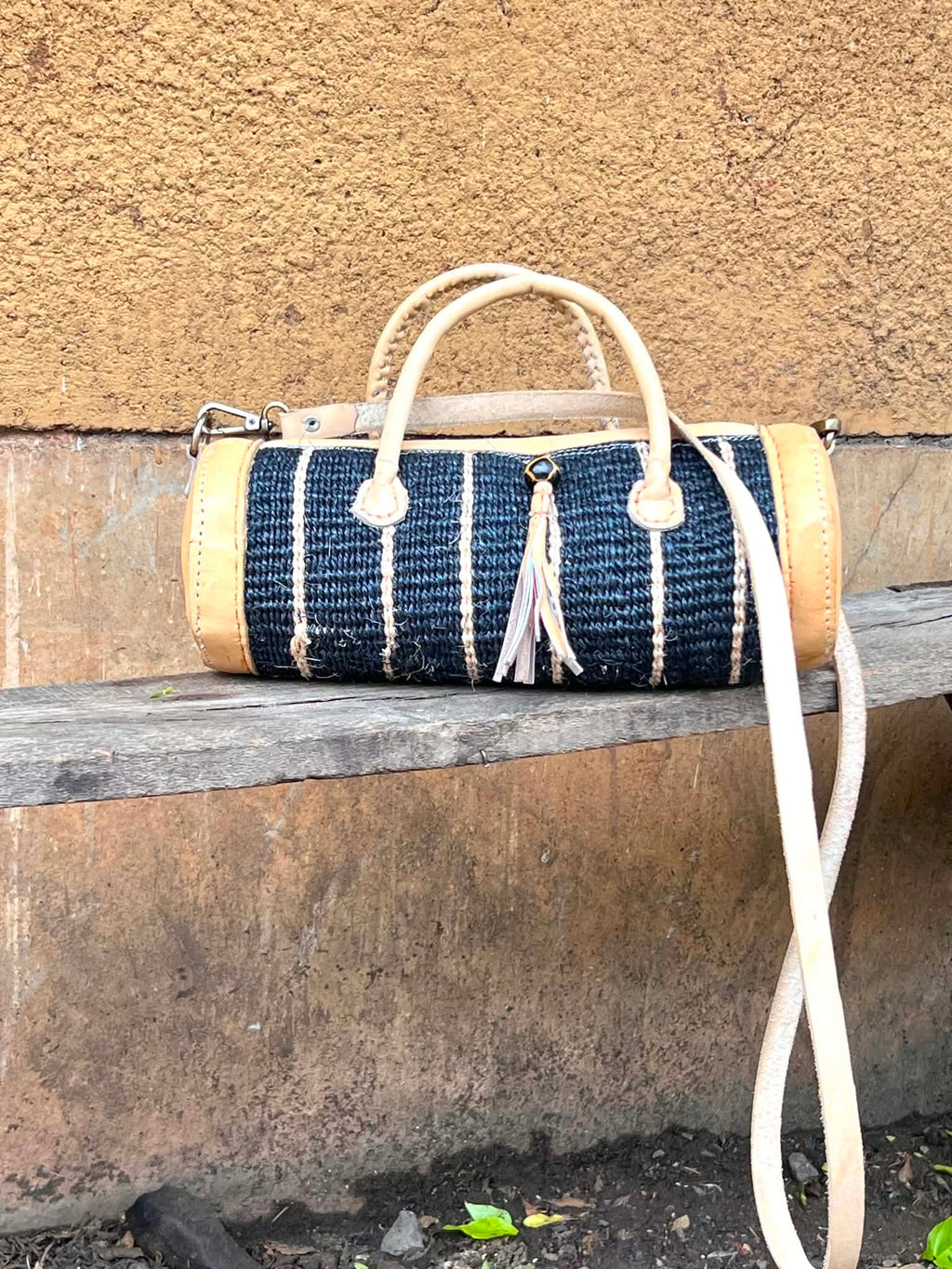 Sylinderveske - sort  med  smale striper og nude skinn