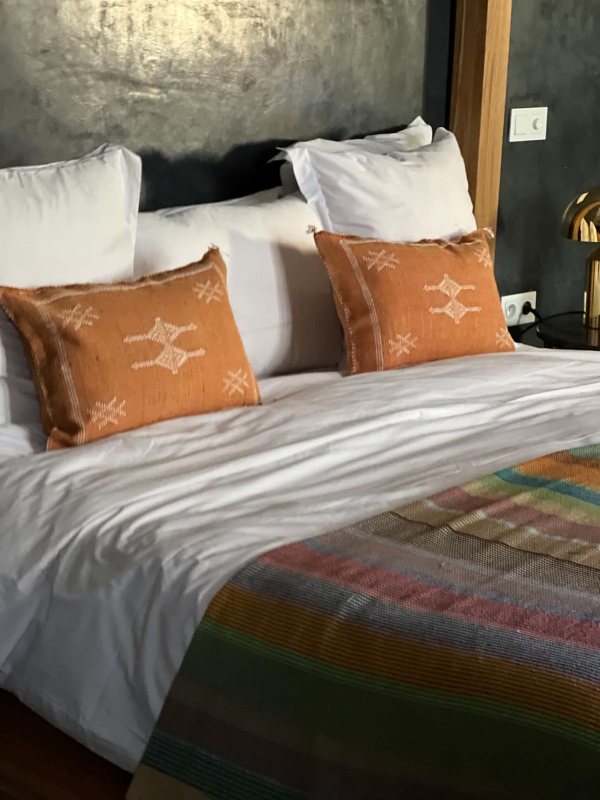 Marokkansk putetrekk 40x60 terracotta med lyse broderier