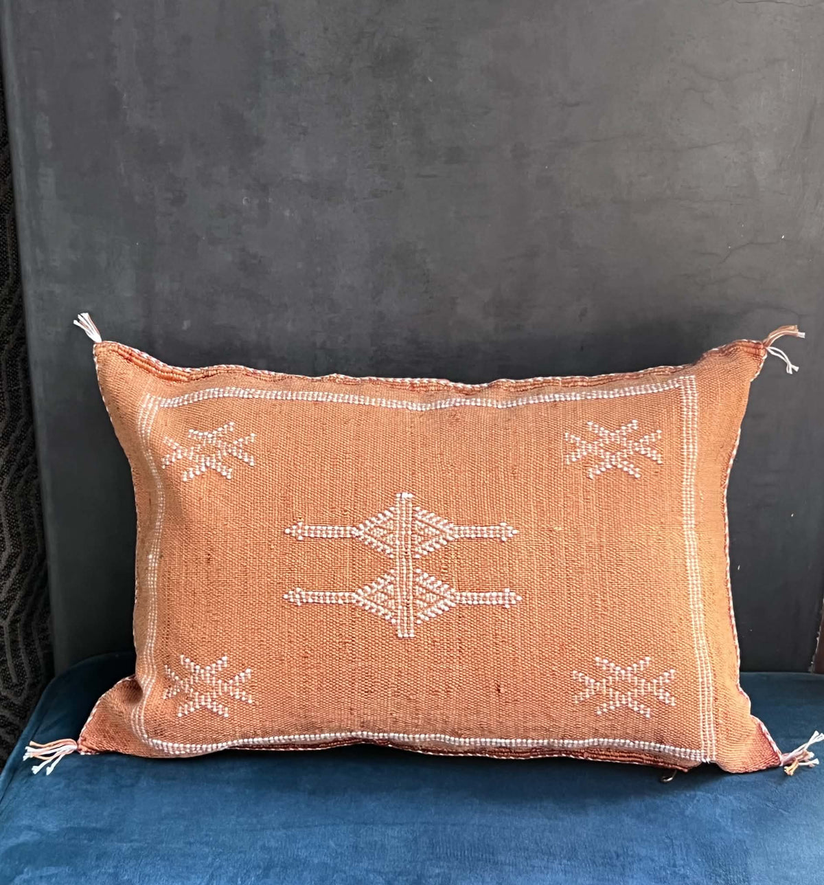 Marokkansk putetrekk 40x60 terracotta med lyse broderier