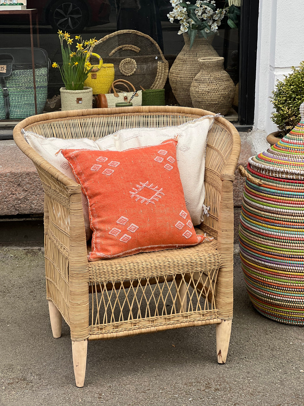 Putetrekk 50x50 oransje med hvitt broderi
