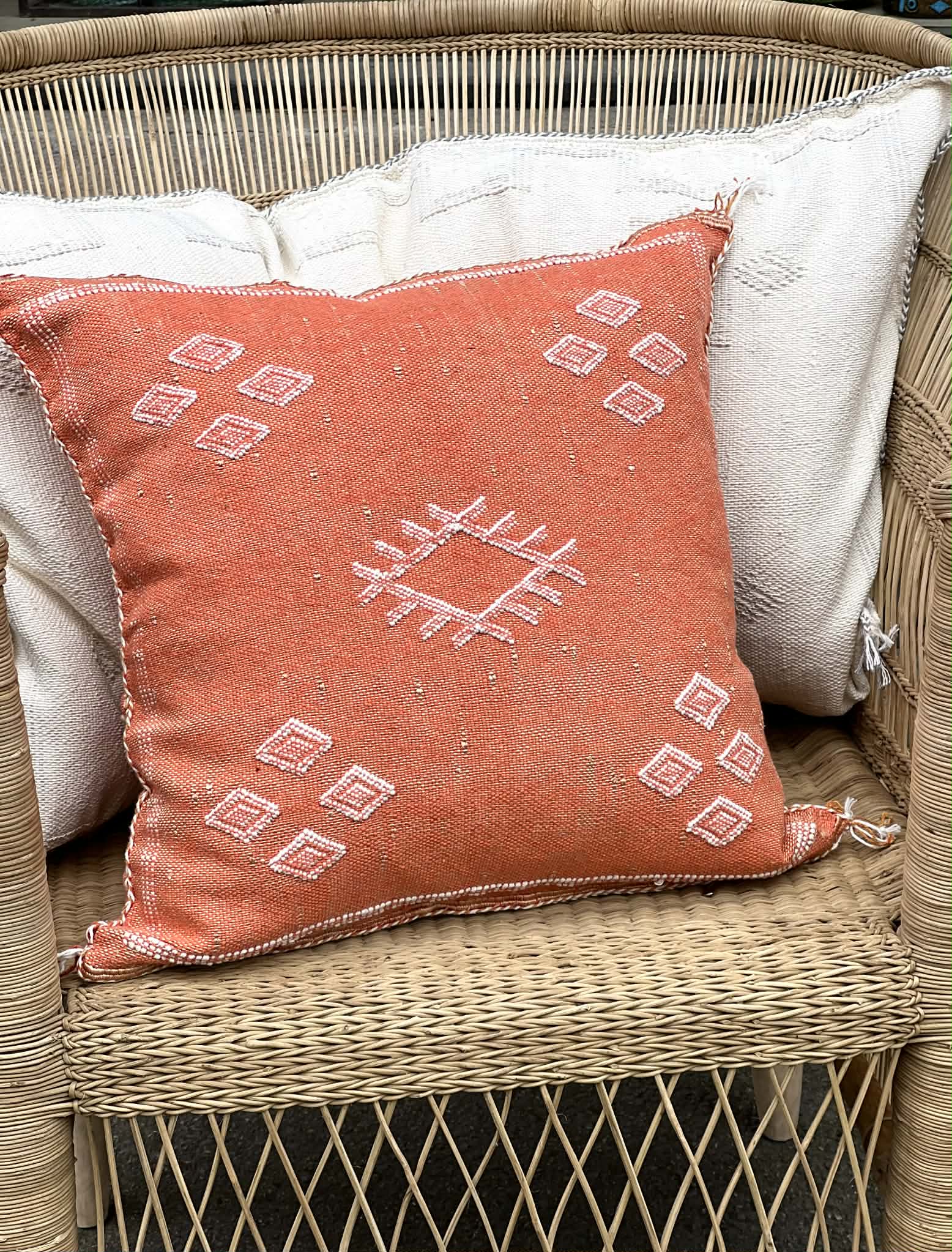 Putetrekk 50x50 oransje med hvitt broderi