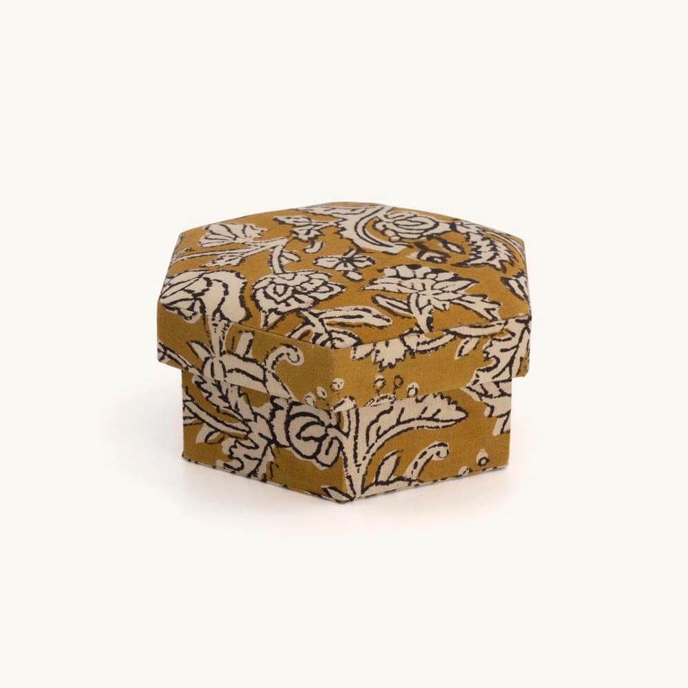 Liten treboks i håndtrykket stoff