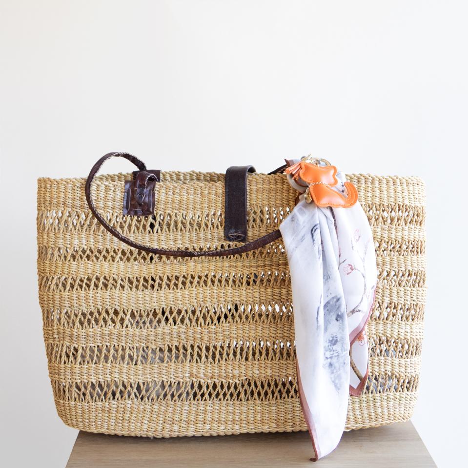 Skulderveske med lang skinnrem, veskecharm og silkeskjerf