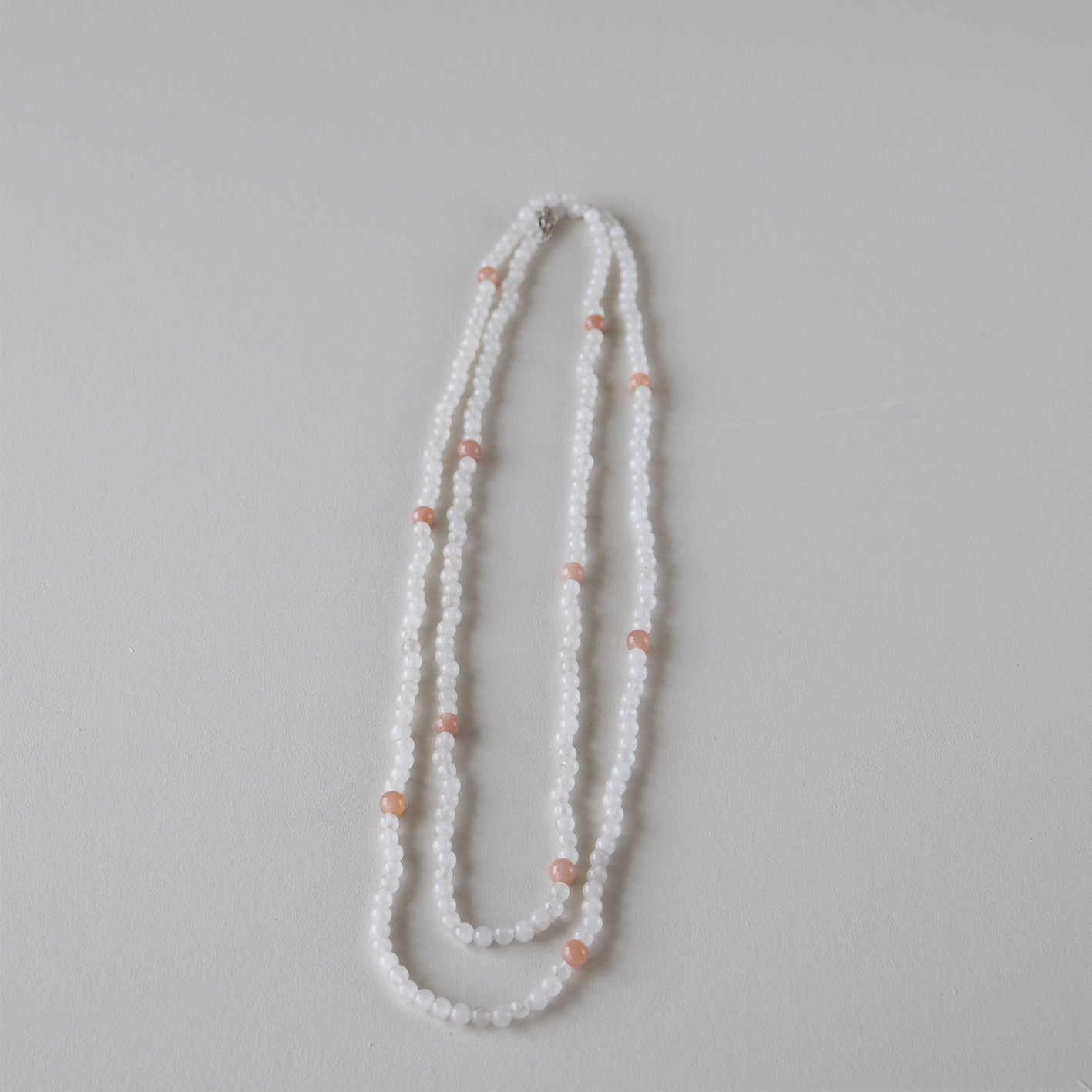 Halskjede med halvedelstener - Hvit månesten