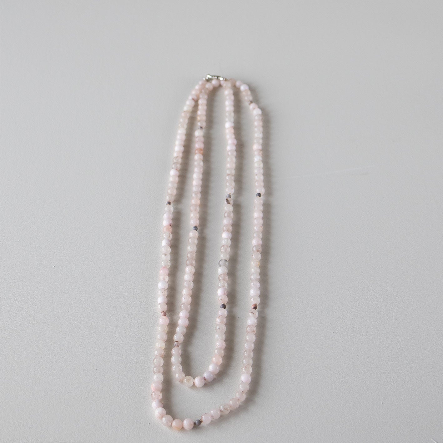 Halskjede med halvedelstener - Rosenkvarts