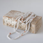 Halskjede med halvedelstener - Hvit månesten