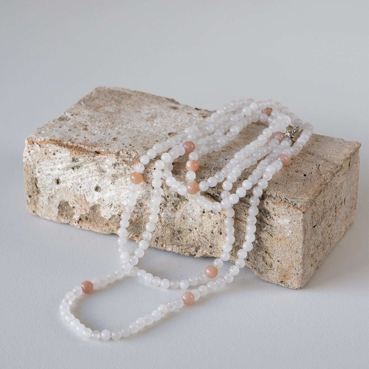 Halskjede med halvedelstener - Hvit månesten